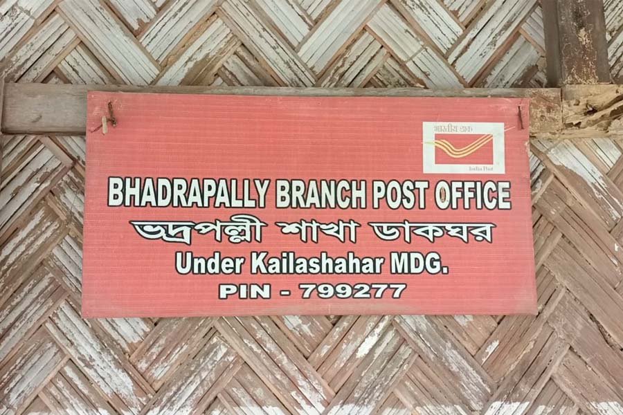Postmaster arrested for giving fake notes