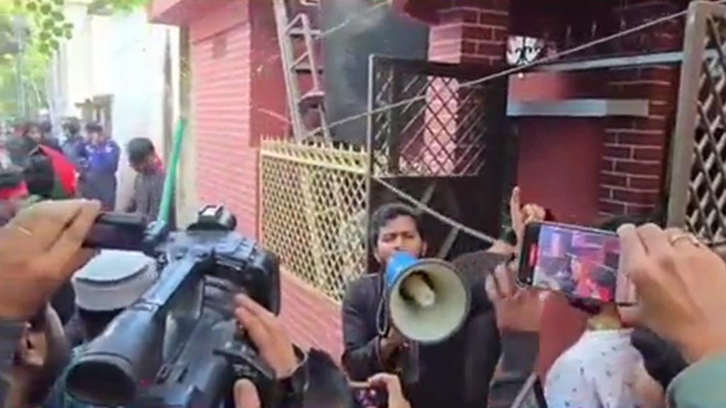 Bangladesh Reporter House Attacked