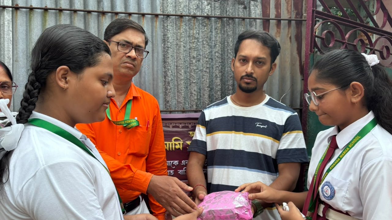 মনোশ্রীর চিকিৎসায় মানবিক উদ্যোগ ৫০ হাজার টাকার সহায়তা আনন্দ মার্গ স্কুলের