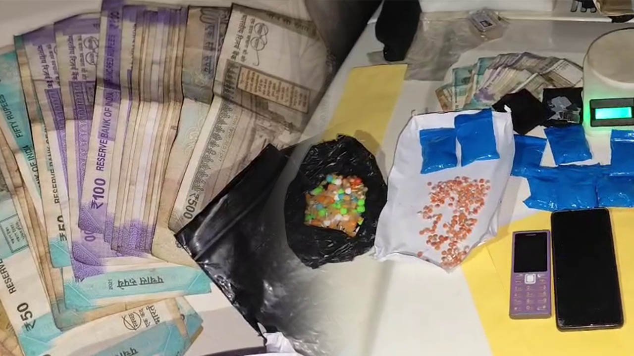 রঘুনাথ পুরের নেশা কারবারি পিন্টূ পালের বাড়িতে পুলিশি হানায় উদ্ধার ইয়াবা