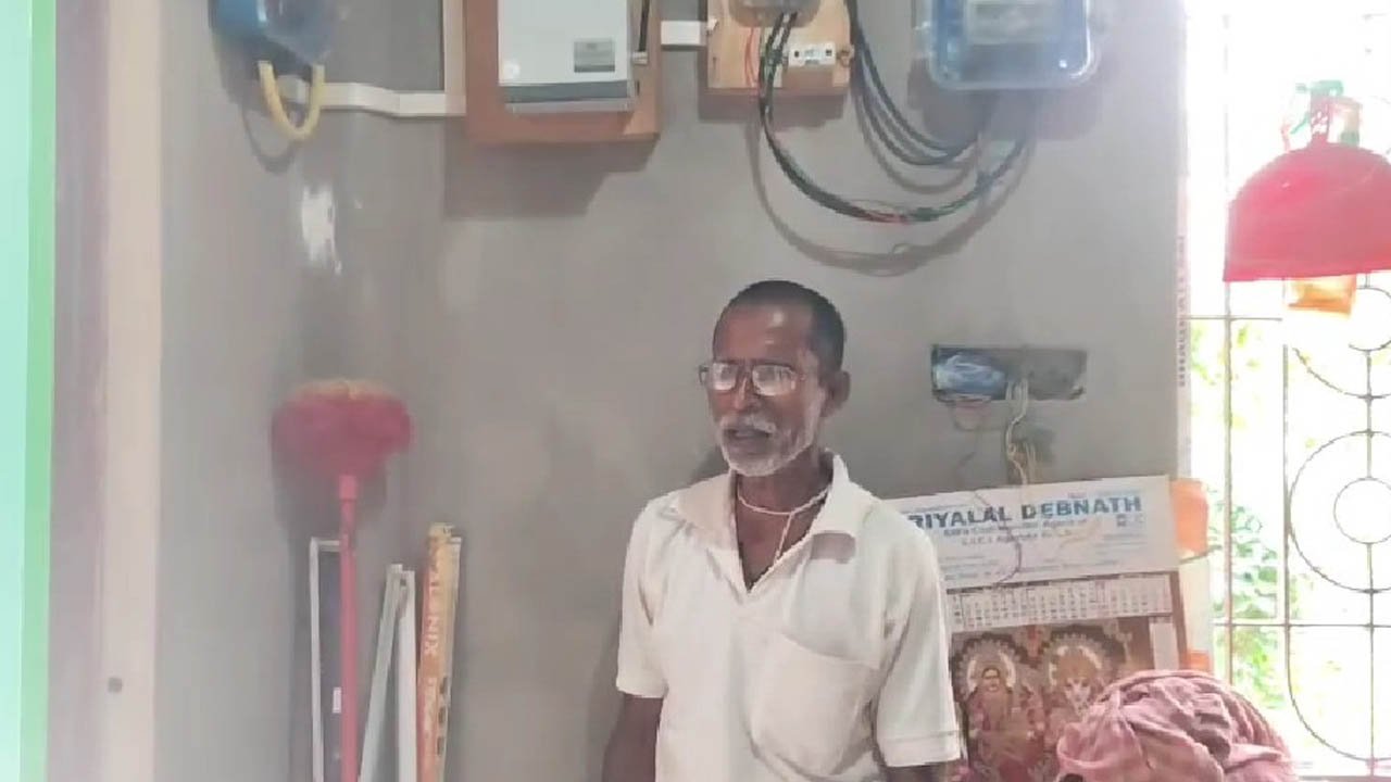 নবগ্রামে গ্রাহকের বাড়িতে জোর করে স্মার্ট মিটার বসানোর অভিযোগ