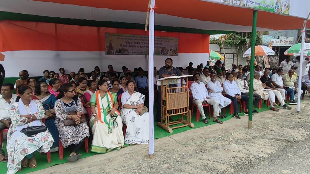 বিদ্যুৎ মাশুল বৃদ্ধি-সহ একাধিক ইস্যুতে সদর জেলা কংগ্রেসের গণঅবস্থান