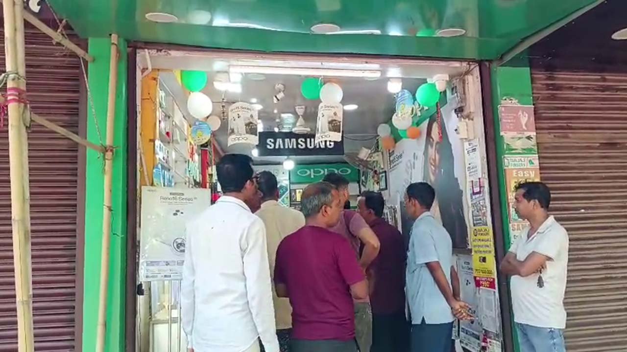 ভোররাতে মোবাইল দোকানে চোরের হানা
