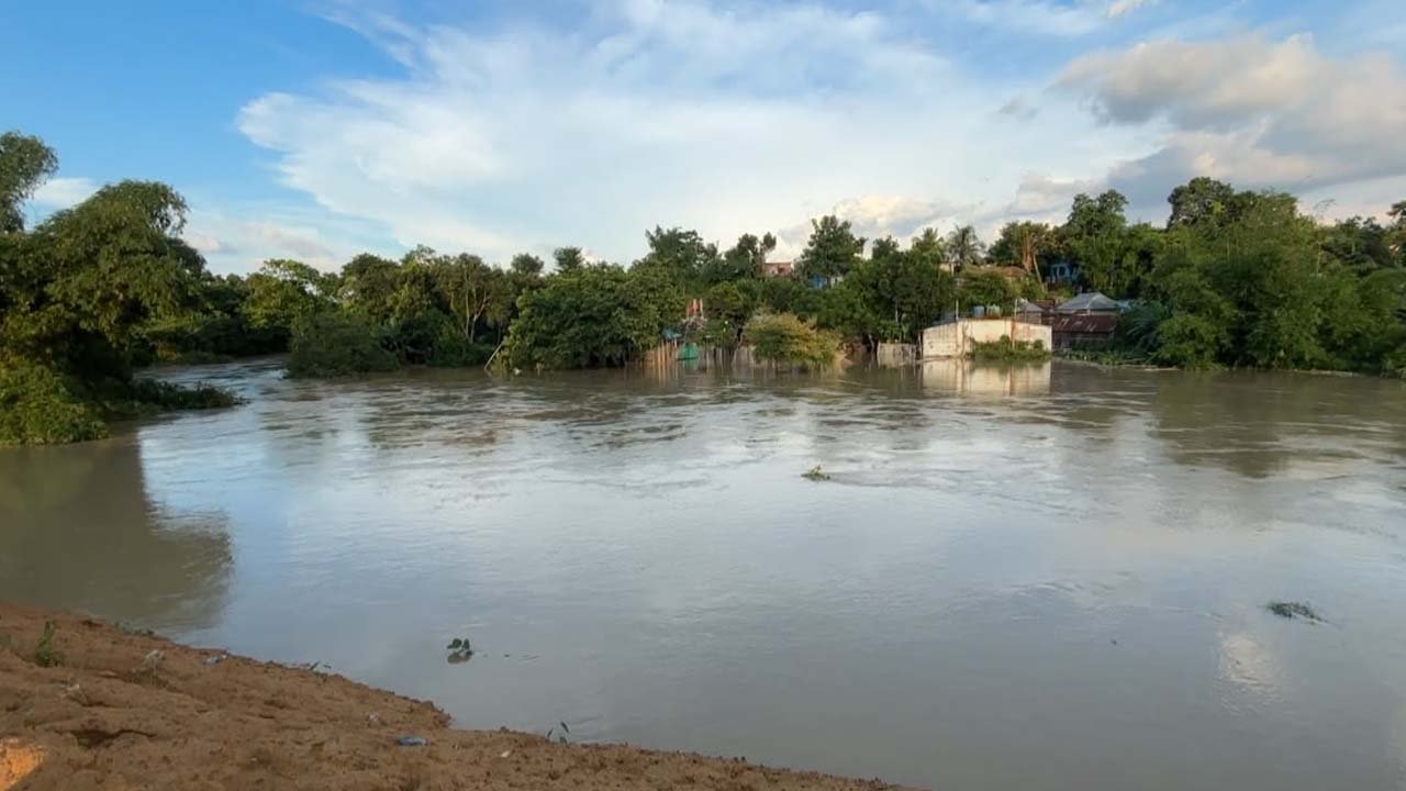 হাওড়া নদীর জলস্ফীতিতে জলমগ্ন আগরতলার বিস্তীর্ণ এলাকা