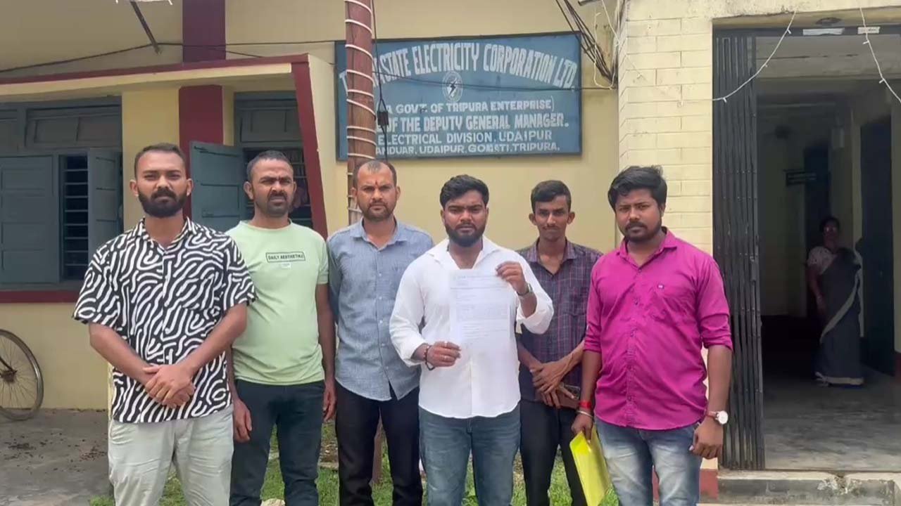 বিদ্যুৎ বিল বৃদ্ধি ও স্মার্ট মিটার নিয়ে ক্ষোভ, গোমতীতে যুব কংগ্রেসের ডেপুটেশন