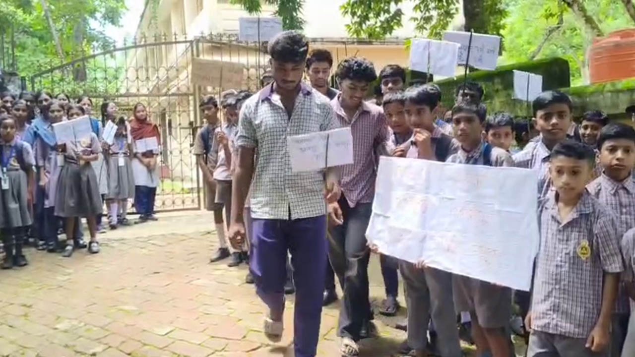 স্কুলের গেটে তালা ঝুলিয়ে শিক্ষকের দাবীতে ছাত্রছাত্রীদের বিক্ষোভ