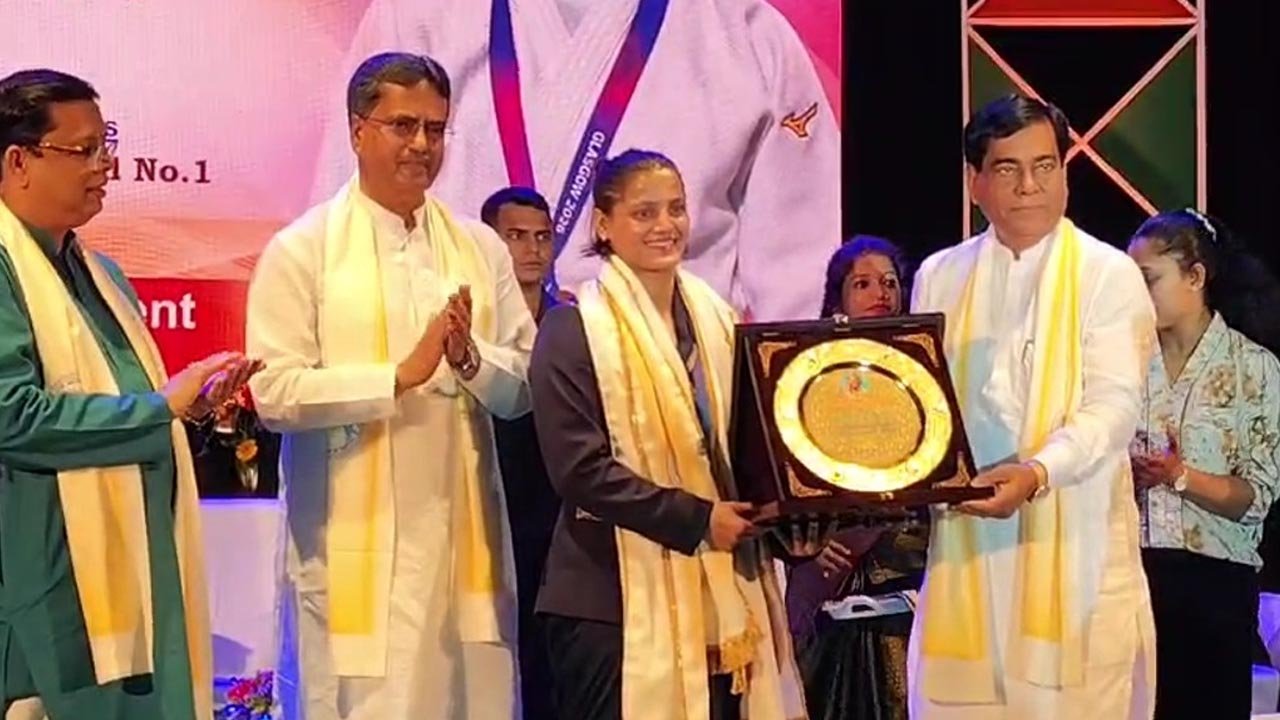 জুডোকা অস্মিতা দের হাতে ১০ লক্ষ টাকার চেক ও জমির নথি তুলে দিল ত্রিপুরা সরকার