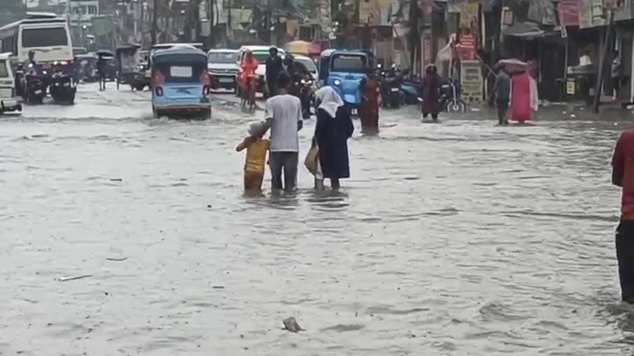 অল্প বৃষ্টিতেই জলমগ্ন স্মার্ট সিটি আগরতলা, ভোগান্তিতে শহরবাসী