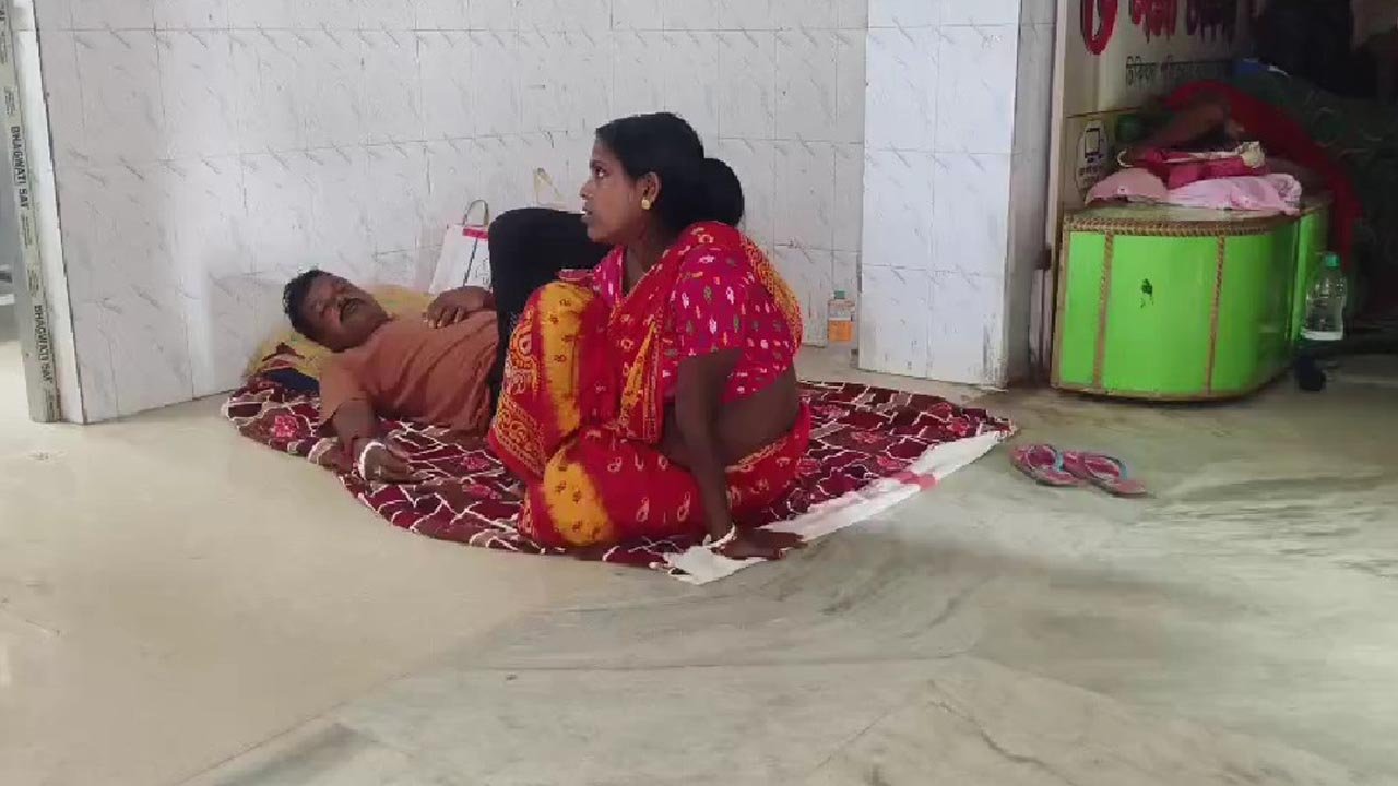 চিকিৎসা পরিকাঠামোর বেহাল দশায় ফটিকরায় প্রাথমিক হাসপাতালে মেঝেতেই আশ্রয় নিচ্ছেন রোগী