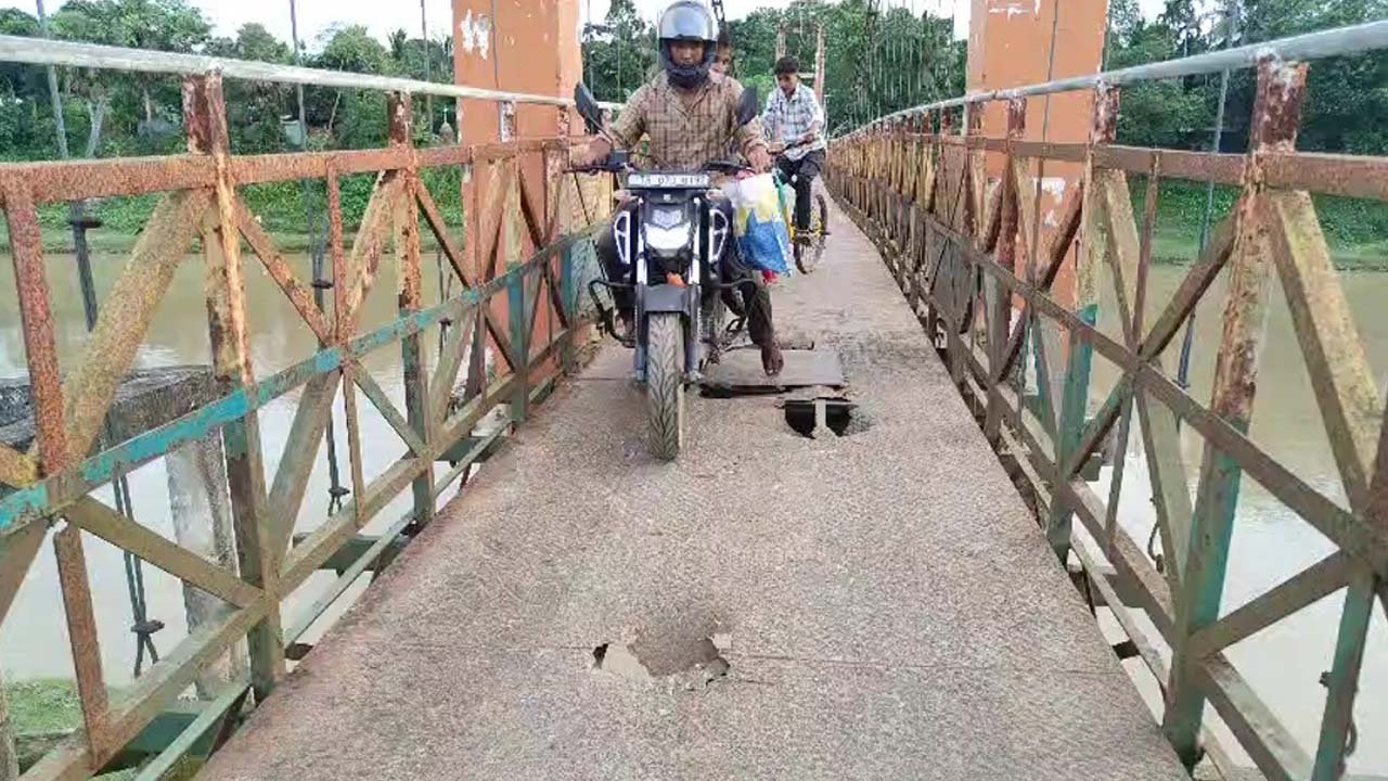 বাম আমলের ফুট ব্রিজ চরম অবহেলায় মরন ফাঁদে পরিণত রাম আমলে