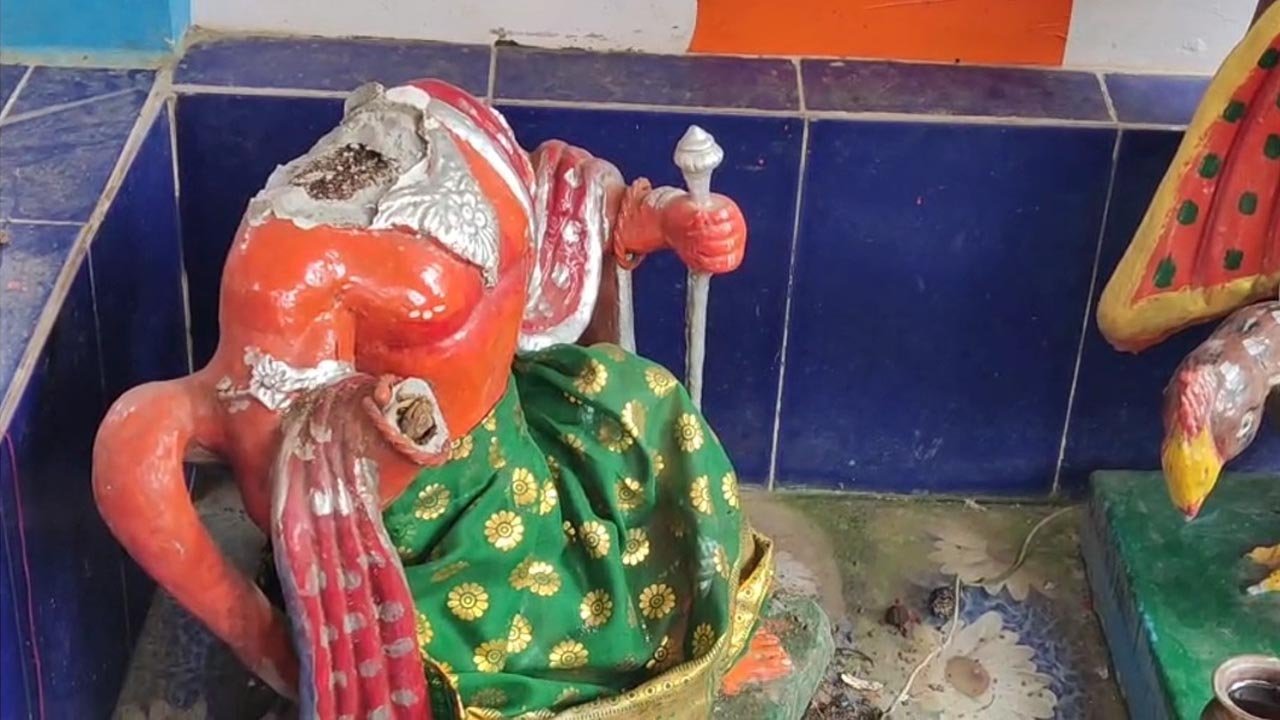হনুমানের মূর্তি ভাঙচুরের অভিযোগ, অক্ষত শনি দেব—চারিপাড়ায় বিক্ষুব্ধ হিন্দু পরিষদ