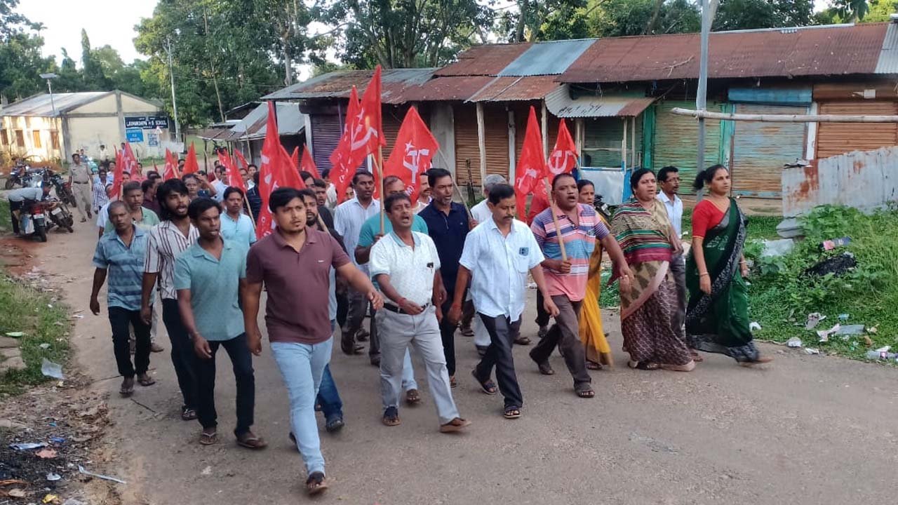 লক্ষণঢেপা বাজারে মিছিল ও পথসভা করে একাধিক ইস্যু তে সরব বামেরা