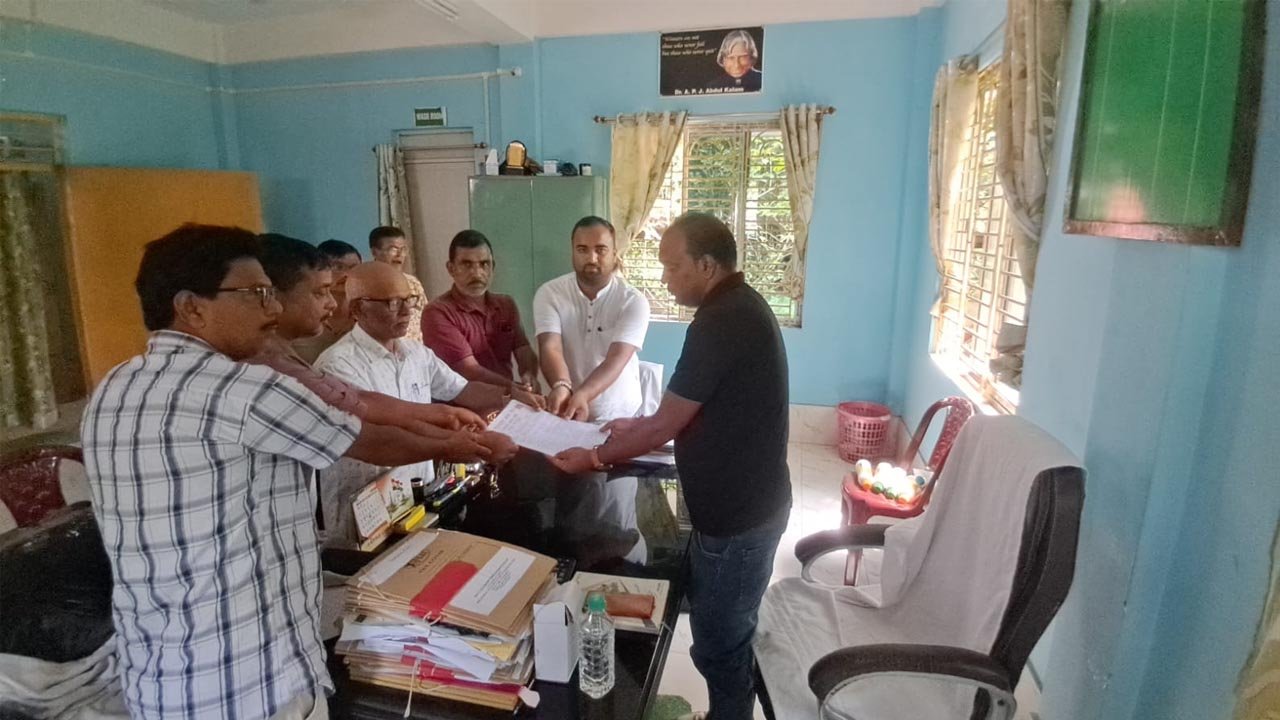 অতিবৃষ্টিতে ক্ষতি গ্রস্থ কৃষকদের পাশে দাড়িয়ে বিধায়ক নয়ন সরকারের ডেপুটেশান